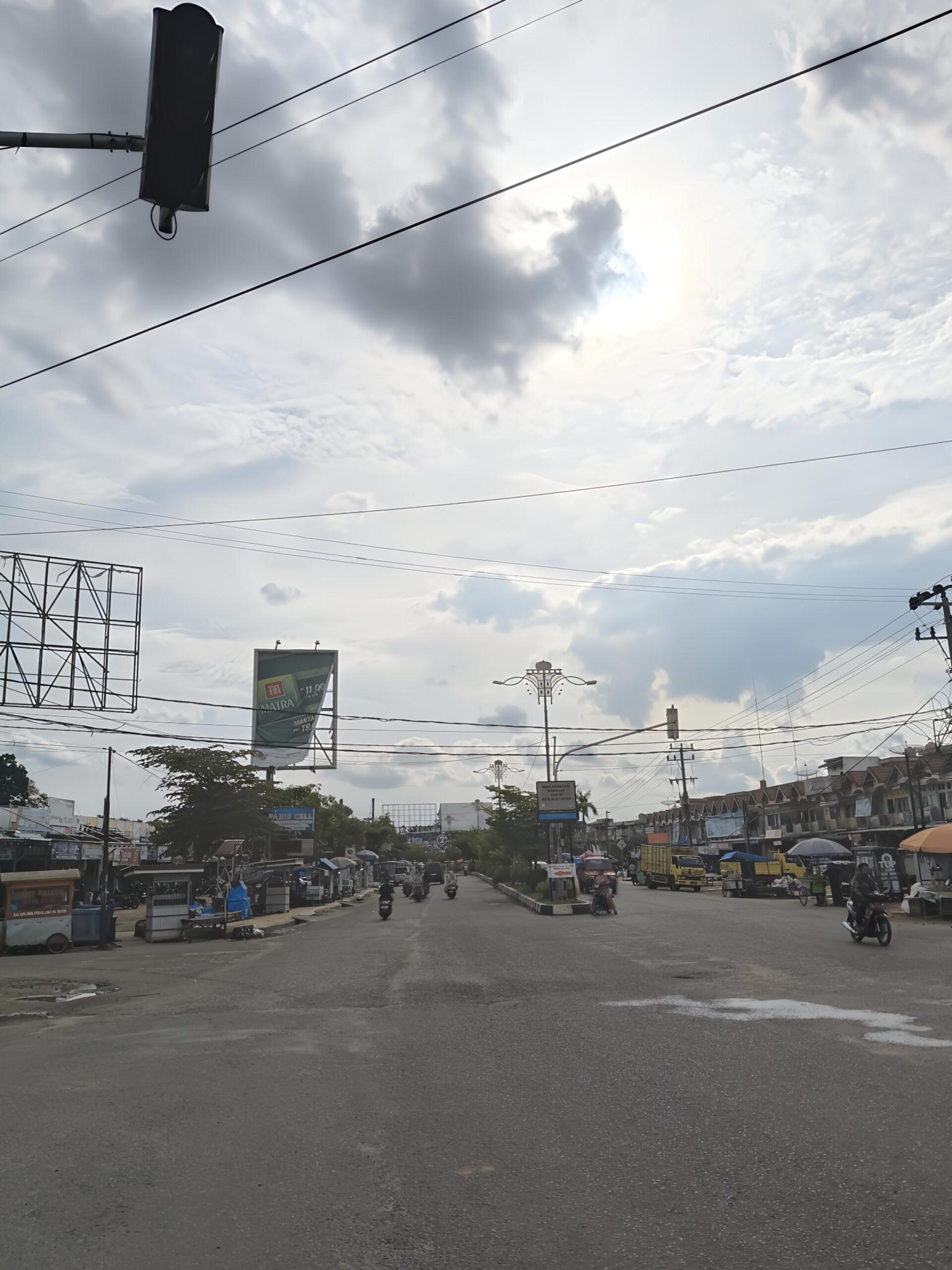 IMG_20250825_181844-scaled BALEHO-BALEHO IKLAN ROKOK,MASIH TERPAMPANG BEBAS DI KAWASAN RIMBO BUJANG,TEBO.