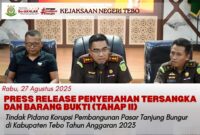 Kejari Tebo bersama Kasi Pidsus dan Kasi Intel saat Konfrensi Pers. (doc.kejari tebo)