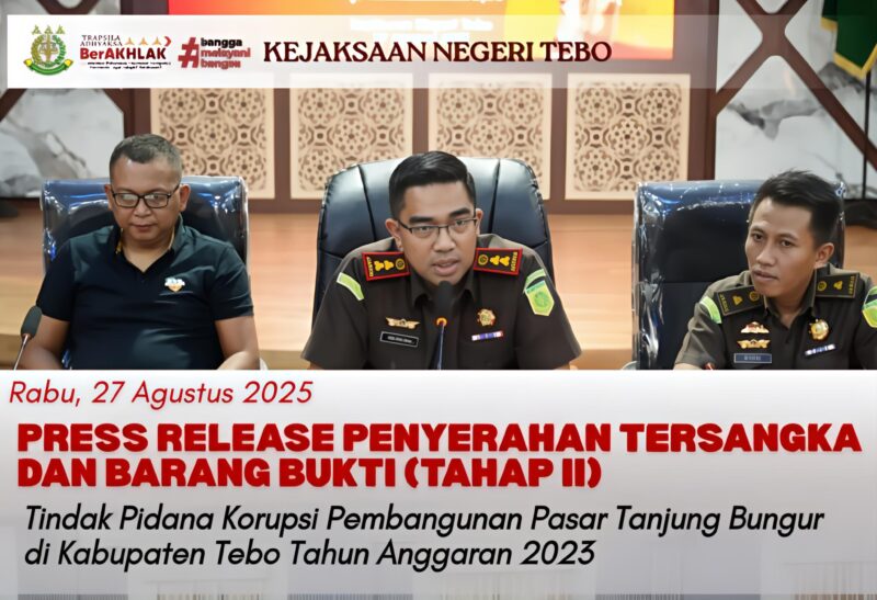 Kejari Tebo bersama Kasi Pidsus dan Kasi Intel saat Konfrensi Pers. (doc.kejari tebo)