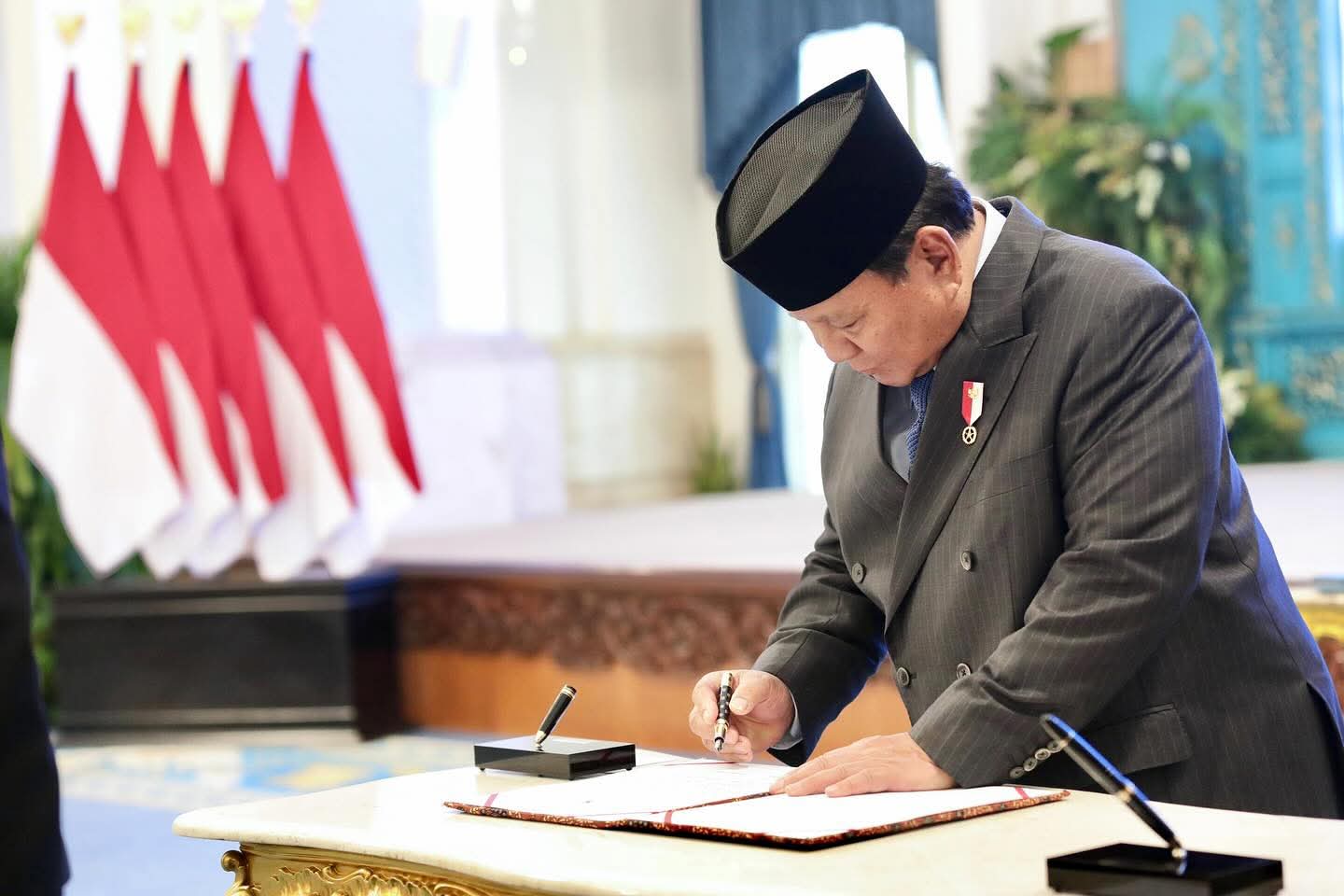 FB_IMG_1758118020070 PRESIDEN PRABOWO LANTIK DUA MENTERI DAN TIGA WAKIL MENTERI KABINET MERAH PUTIH