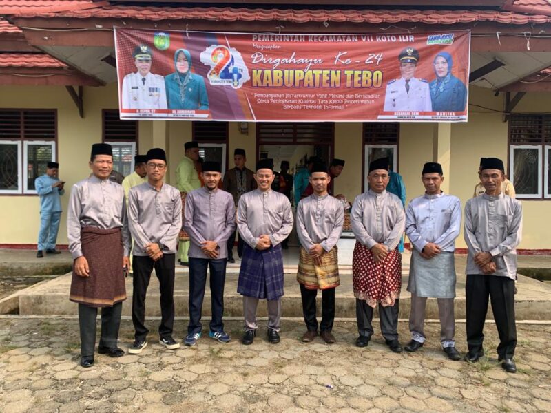 KADES PASEBAN BERSAMA PERANGKAT DI KANTOR DESA PASEBAN