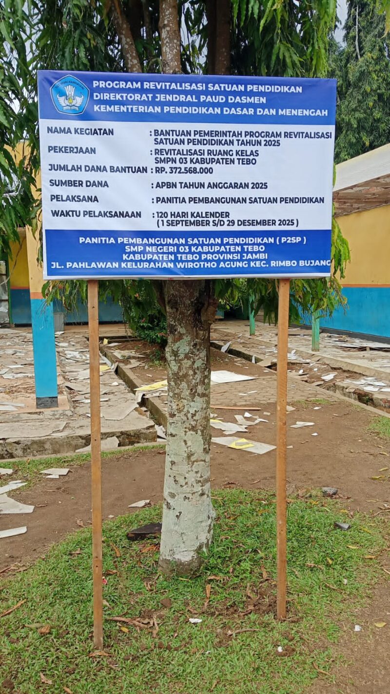 Papan Informasi Program Revitalisasi sekolah SMPN 03 Tebo.