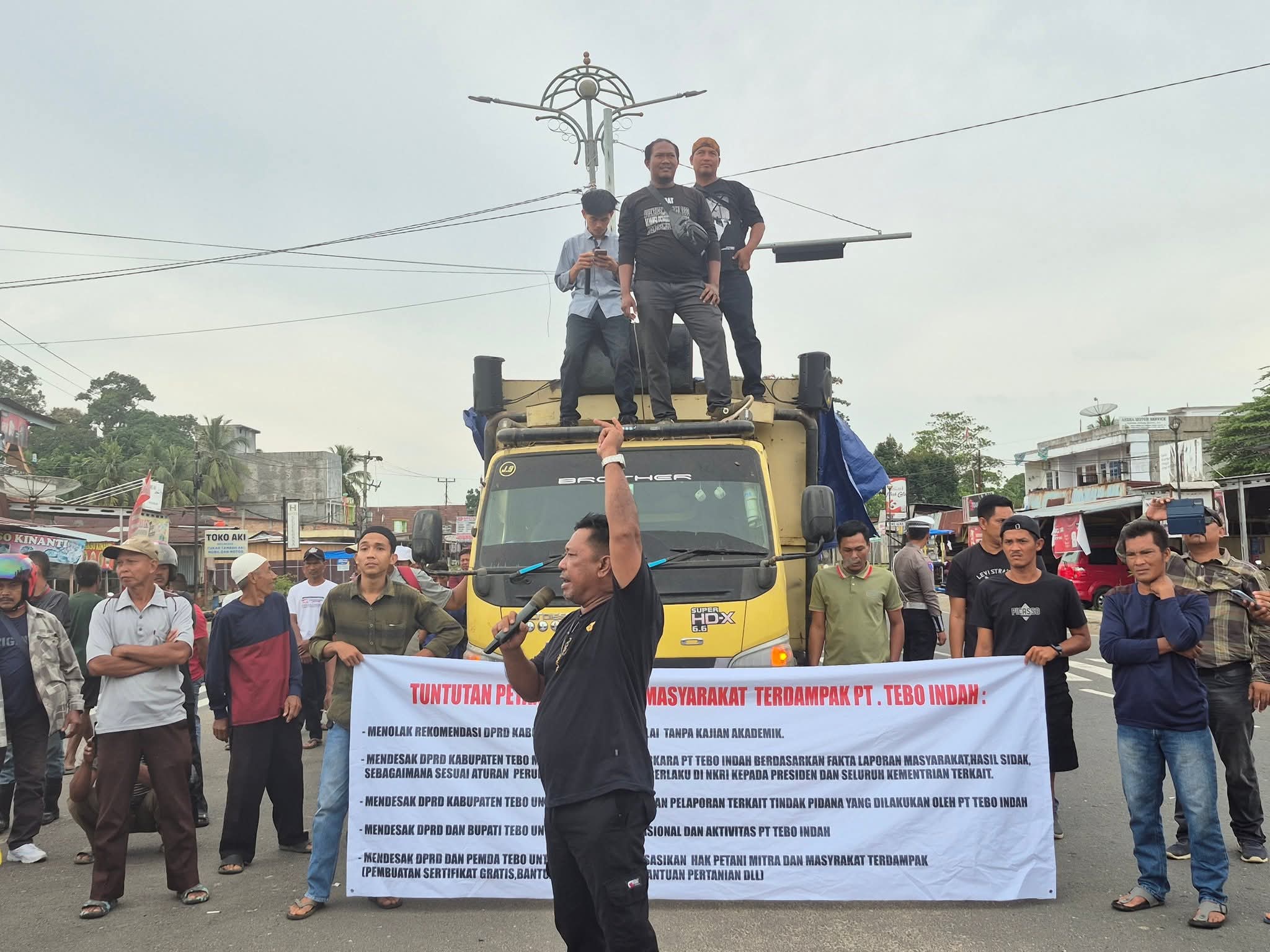 FB_IMG_1761630012063 HGU PT TEBO INDAH HARUS DI CABUT DAN STOP BER-OPERASI DEMI KEPASTIAN HUKUM BAGI MASYARAKAT DI 10 DESA DI KABUPATEN TEBO