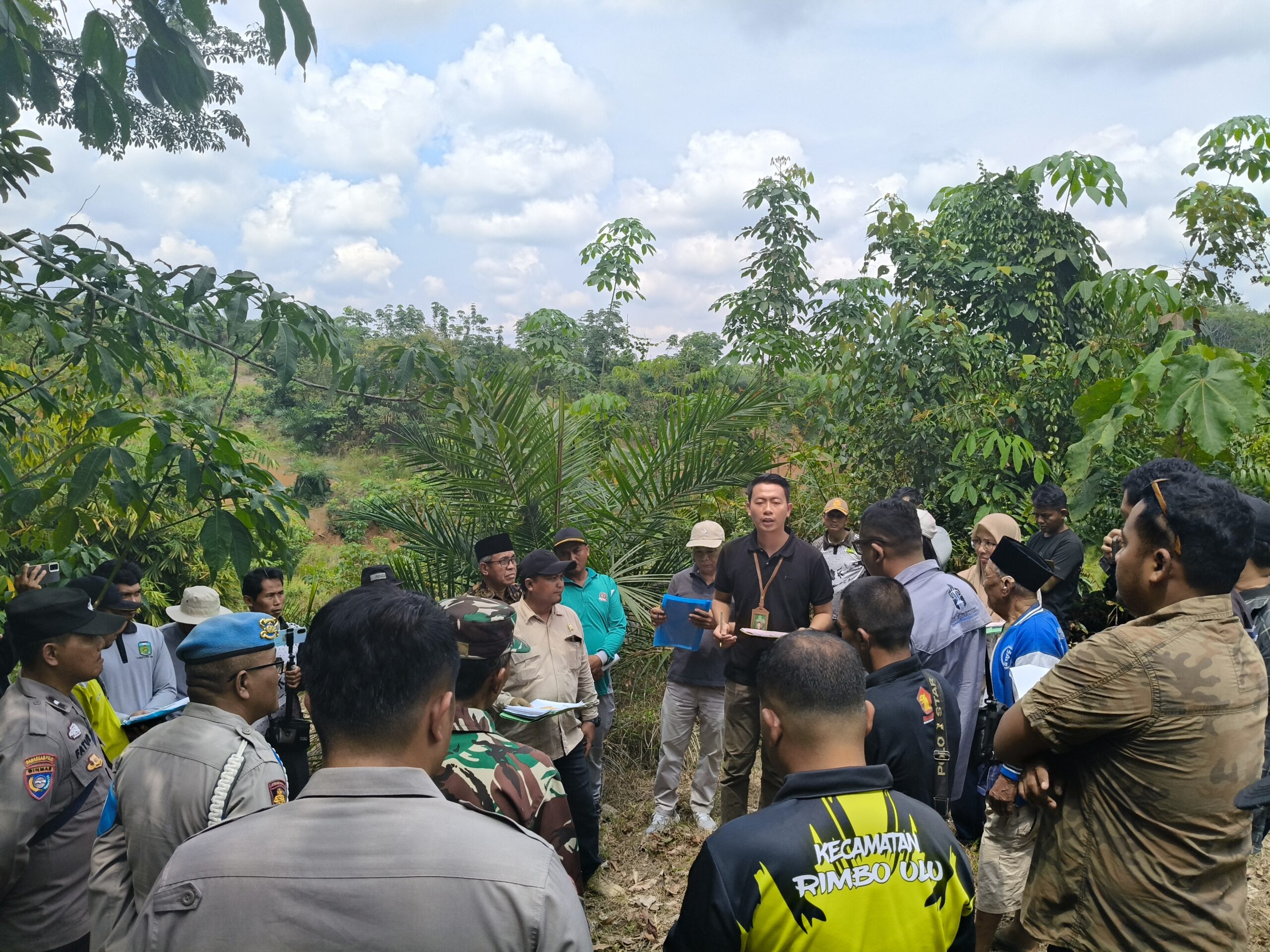 IMG20251010103040-scaled Untung Swastadi Kades Suka Damai,Di Amuk Keluarga Agus Salim Lubis Saat Sidang Lapangan.