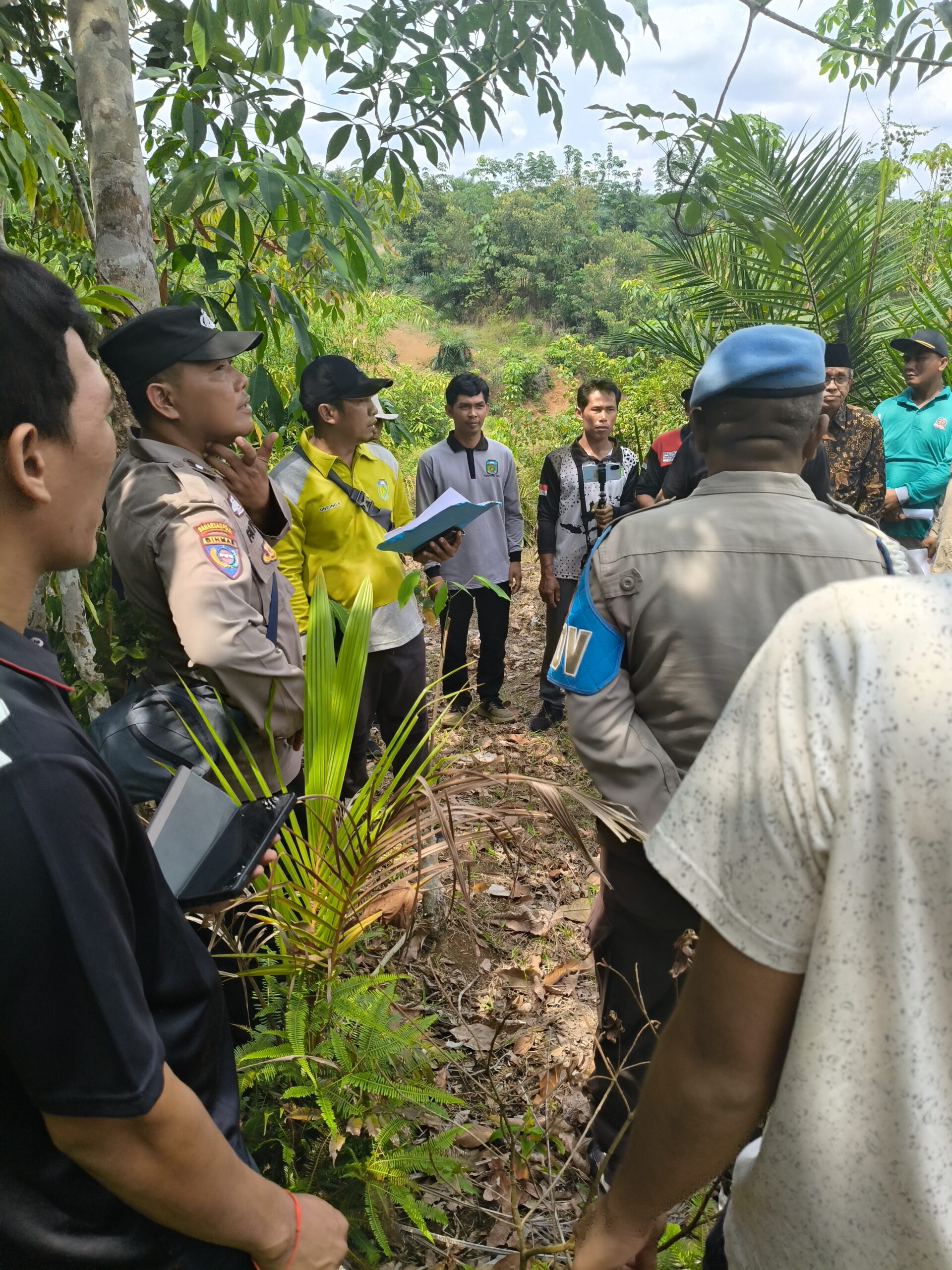IMG20251010103233-scaled Untung Swastadi Kades Suka Damai,Di Amuk Keluarga Agus Salim Lubis Saat Sidang Lapangan.