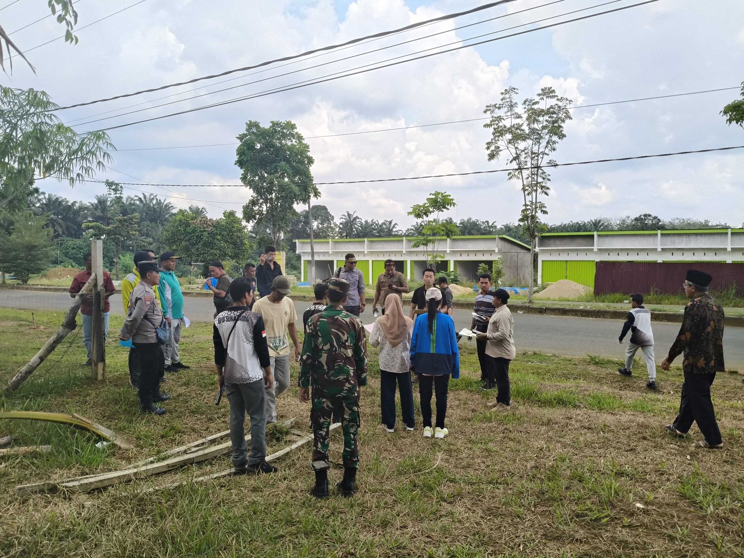 IMG20251010110403-scaled Untung Swastadi Kades Suka Damai,Di Amuk Keluarga Agus Salim Lubis Saat Sidang Lapangan.