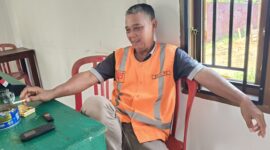 Mang Maman, Ketua TPK Perintis Makmur saat di temui di Kantor Desa