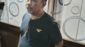 Romi Faisal saat di wawancarai Media