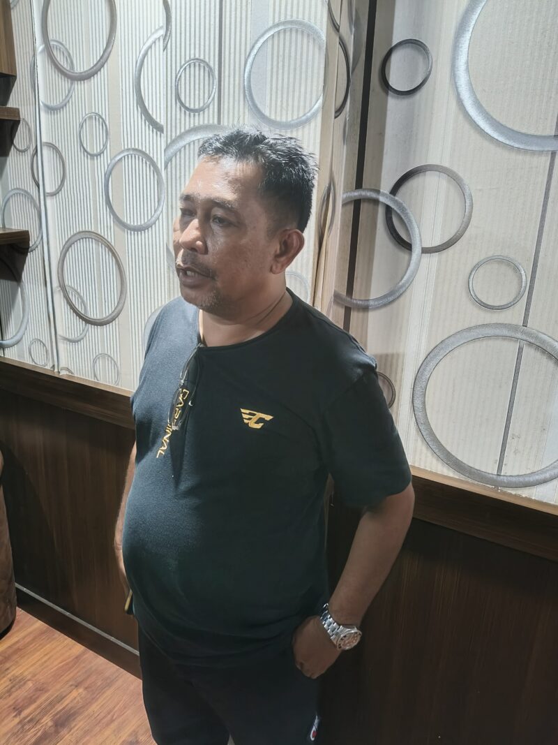 Romi Faisal saat di wawancarai Media