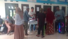 Penerima Bantuan Pangan Nasional,sedang Antri Menerima Bantuan Beras dan Minyak Goreng