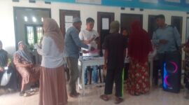 Penerima Bantuan Pangan Nasional,sedang Antri Menerima Bantuan Beras dan Minyak Goreng