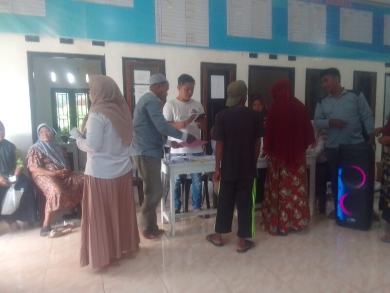 Penerima Bantuan Pangan Nasional,sedang Antri Menerima Bantuan Beras dan Minyak Goreng