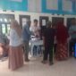 Penerima Bantuan Pangan Nasional,sedang Antri Menerima Bantuan Beras dan Minyak Goreng
