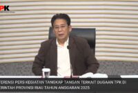 Pimpinan KPK JOHANIS TANAK saat Konferensi Pers