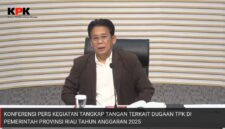 Pimpinan KPK JOHANIS TANAK saat Konferensi Pers