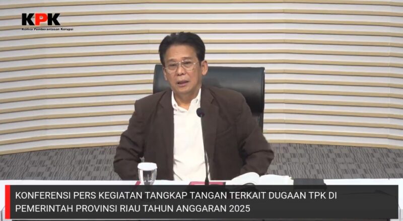 Pimpinan KPK JOHANIS TANAK saat Konferensi Pers