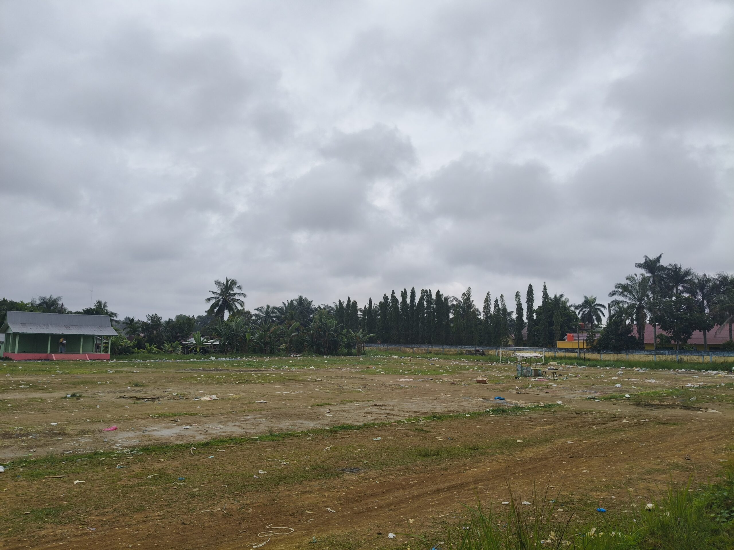 IMG20260117112557-scaled Pasar Malam Bubar,Sampah Plastik Berserakan Di Lapangan Sepak Bola Mandala Wirotho Agung