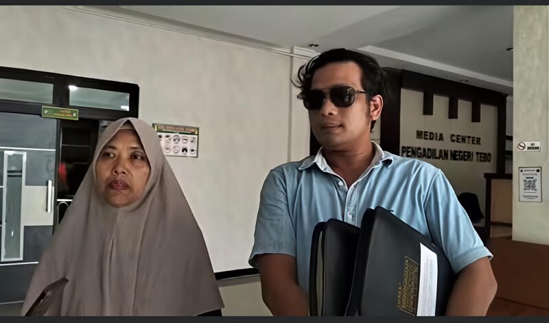 HENDRI.C.SARAGI S.H dan IBU KORBAN Saat Konferensi Pers di PN Tebo