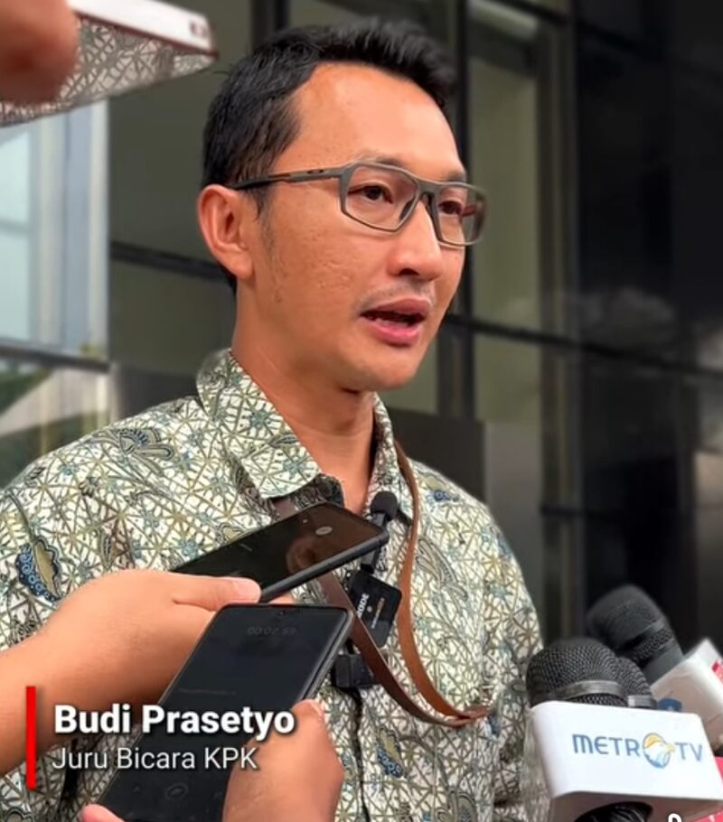 Juru bicara KPK saat di wawancarai Wartawan di Gedung Merah Putih