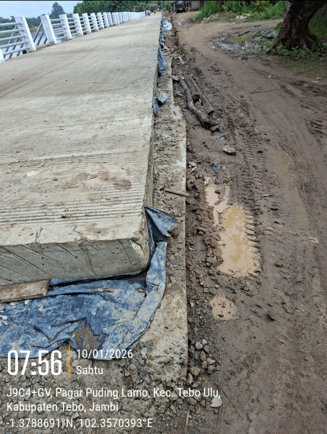 Screenshot_2026-01-10-14-24-36-06_99c04817c0de5652397fc8b56c3b3817 BARU SELESAI HITUNGAN HARI,PROYEK TURAP 20,4M PAGAR PUDING MULAI RETAK