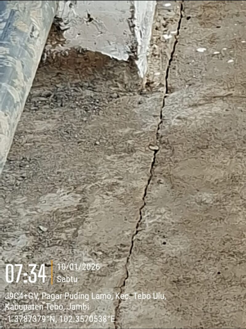 Retak Panjang pada Reged Beton Hibah dari BNPB tahun 2025 senilai Rp20,4 milyar