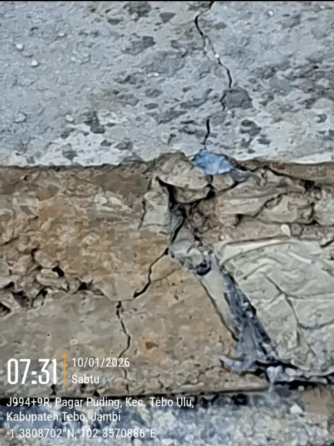 Screenshot_2026-01-10-14-24-57-10_99c04817c0de5652397fc8b56c3b3817 BARU SELESAI HITUNGAN HARI,PROYEK TURAP 20,4M PAGAR PUDING MULAI RETAK