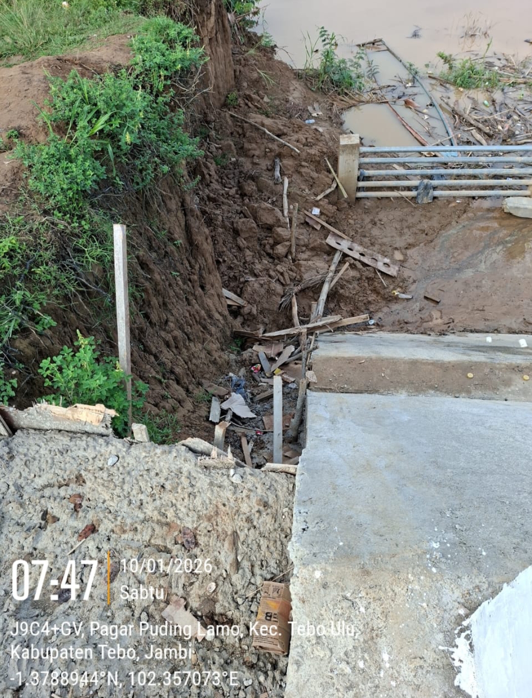 Screenshot_2026-01-10-14-25-25-83_99c04817c0de5652397fc8b56c3b3817 BARU SELESAI HITUNGAN HARI,PROYEK TURAP 20,4M PAGAR PUDING MULAI RETAK