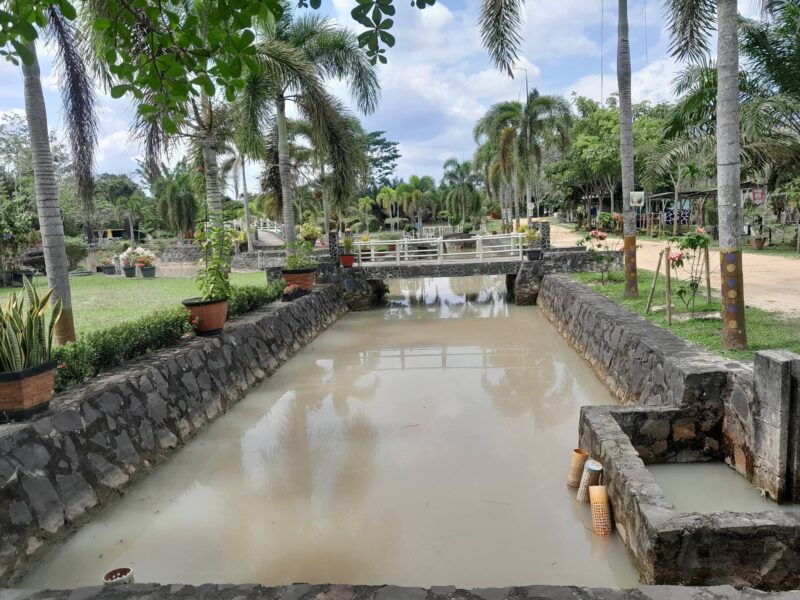 Aliran Sungai di Taman Rivera Park Desa Perintis Tampak Keruh Dan Berlumpur, Akibat Tambang Emas di Hulu Sungai ( Foto : Akun FB Rivera Park)
