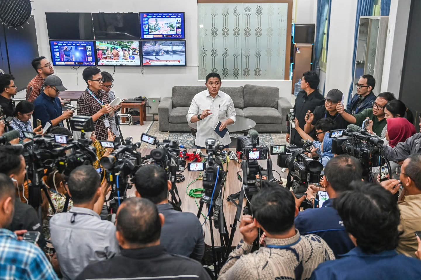 FB_IMG_1772206102229 Seskab Teddy: Bantah MBG kurangi Program & Anggaran Pendidikan, bahkan ditambah.