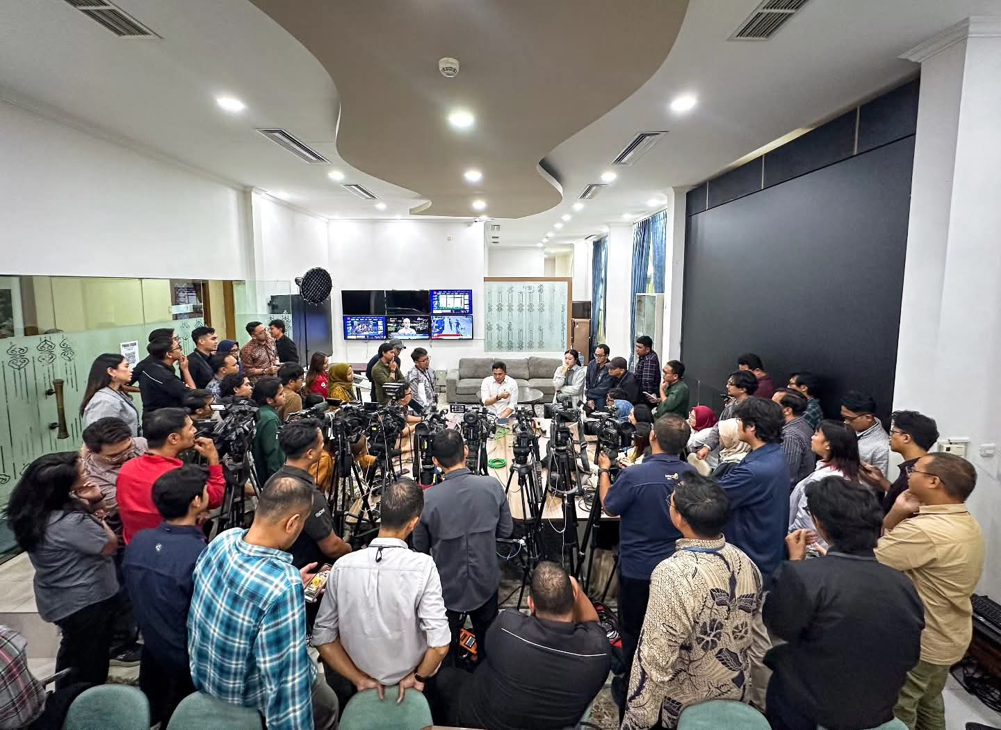 FB_IMG_1772206114750 Seskab Teddy: Bantah MBG kurangi Program & Anggaran Pendidikan, bahkan ditambah.