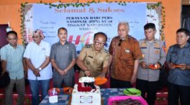 Bupati Samosir Ir. Vandiko T. Gultom dan Wakil Bupati Ariston Tua Sidauruk Saat Memperingati Hari Pers Nasional.