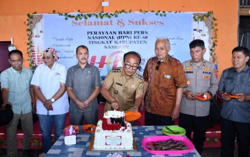 Bupati Samosir Ir. Vandiko T. Gultom dan Wakil Bupati Ariston Tua Sidauruk Saat Memperingati Hari Pers Nasional.