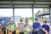 Kakorlantas Polri bersama Kapolda Jambi saat memberi Keterangan Persnya tentang Kesiapan Tol Bayung Lincir - Tembino dalam Arus Mudik Lebaran 2026