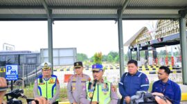 Kakorlantas Polri bersama Kapolda Jambi saat memberi Keterangan Persnya tentang Kesiapan Tol Bayung Lincir - Tembino dalam Arus Mudik Lebaran 2026