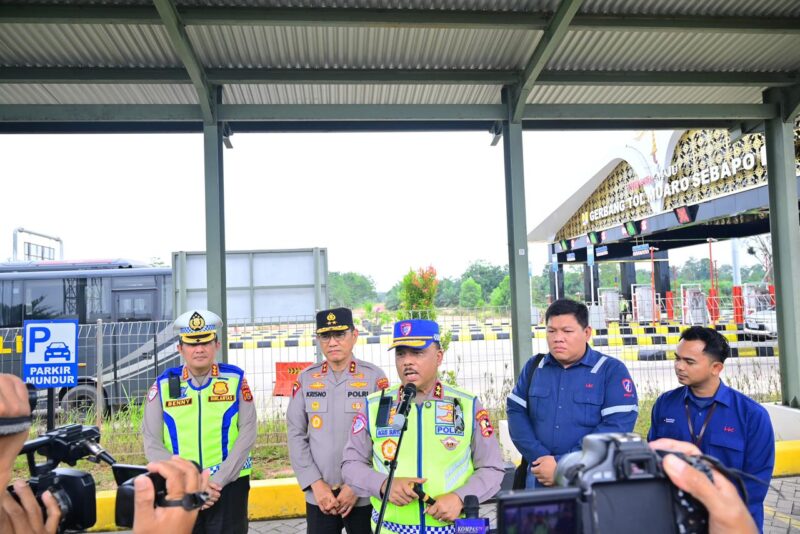 Kakorlantas Polri bersama Kapolda Jambi saat memberi Keterangan Persnya tentang Kesiapan Tol Bayung Lincir - Tembino dalam Arus Mudik Lebaran 2026