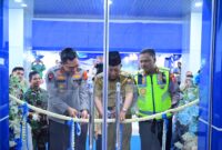 KAPOLDA JAMBI BESERTA UNDANGAN SAAT POTONG PITA DAN MERESMIKAN GEDUNG RTMC DIRLANTAS POLDA JAMBI