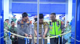KAPOLDA JAMBI BESERTA UNDANGAN SAAT POTONG PITA DAN MERESMIKAN GEDUNG RTMC DIRLANTAS POLDA JAMBI