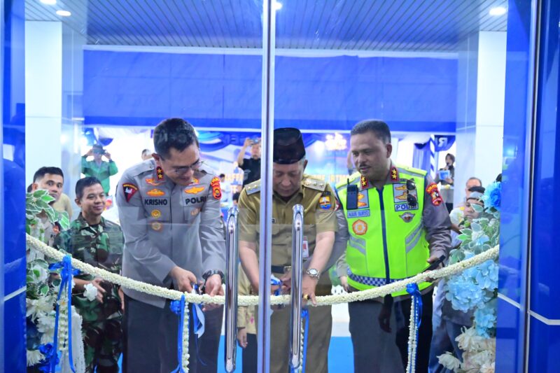 KAPOLDA JAMBI BESERTA UNDANGAN SAAT POTONG PITA DAN MERESMIKAN GEDUNG RTMC DIRLANTAS POLDA JAMBI