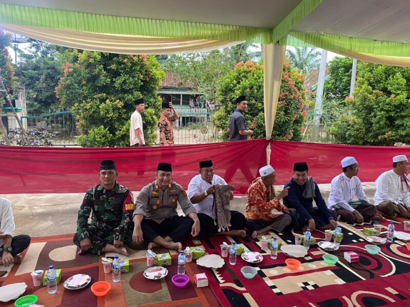 KAPOLSEK TEBO ILIR, DANRAMIL TEBO ILIR DAN CAMAT TEBO ILIR SAAT ACARA SAFARI RAMADHAN DI DESA BETUNG BEDARAH BARAT