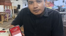 WIRA DANI DAMANIK, NASABAH BANK JAMBI SAAT MENUNJUKAN APLIKASI MOBILE BANK JAMBI NYA BELUM DAPAT DI AKSES. 