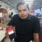 WIRA DANI DAMANIK, NASABAH BANK JAMBI SAAT MENUNJUKAN APLIKASI MOBILE BANK JAMBI NYA BELUM DAPAT DI AKSES. 