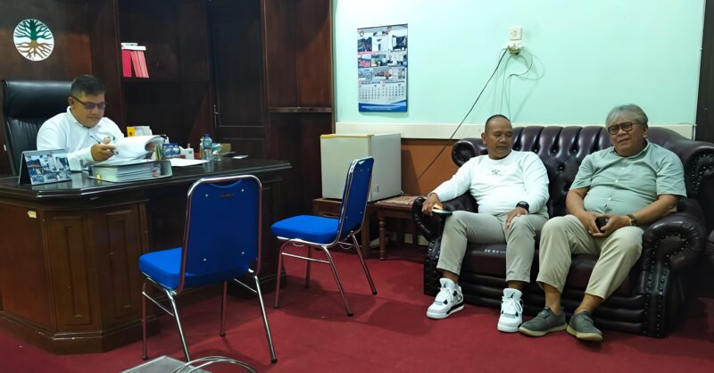 Saudara Shahril R.A Permata Pemerhati Lingkungan Dan Sosial Saat Membuat Laporan Di Dinas Lingkungan Hidup dan Perhubungan Kab.Tebo