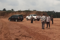 Tim GAKKUM PPNS Dinas LH-Hub Tebo Saat Turun Lapangan Verifikasi Dugaan Pengalihan Sungai Oleh Warga Di Jalan Poros Desa Sido Rukun,Kec.Rimbo Ulu,Tebo