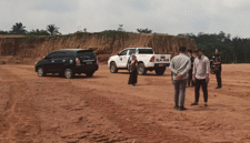 Tim GAKKUM PPNS Dinas LH-Hub Tebo Saat Turun Lapangan Verifikasi Dugaan Pengalihan Sungai Oleh Warga Di Jalan Poros Desa Sido Rukun,Kec.Rimbo Ulu,Tebo