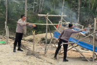 KAPOLSEK RIMBO BUJANG,AKP IDA BAGUS MADE OKA, S.H SAAT RAZIA DOMPENG DI DESA PERINTIS