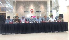 MANAGEMENT BANK JAMBI SAAT KONFERENSI PERS DI GEDUNG MENARA 9 BANK JAMBI