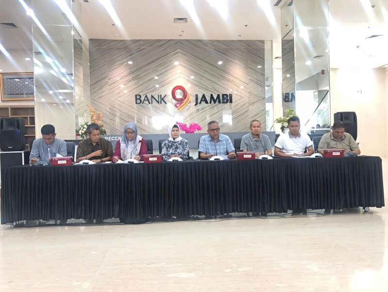 MANAGEMENT BANK JAMBI SAAT KONFERENSI PERS DI GEDUNG MENARA 9 BANK JAMBI