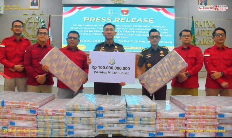 Pers Rilis - Kejaksaan Tinggi (Kejati) Lampung menyita uang sebesar Rp100 miliar dalam penyidikan dugaan tindak pidana korupsi penggunaan kawasan hutan.