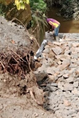 Proyek Pembangunan Oprit Jembatan Desa Teluk Kayu Putih Terkesan Asal Jadi