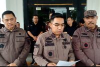 KAJARI TEBO DI DAMPINGI KAJATI JAMBI SAAT KONFERENSI PERS ATAS KABURNYA 1 ORANG TERDAKWA DI PN TEBO